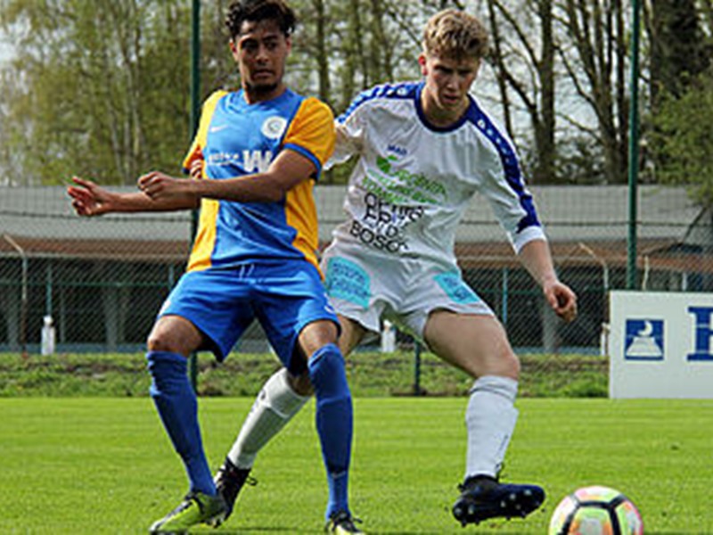 Anas Bouzerda, hier geschaduwd door Rino Somers, scoorde twee keer tegen Ternesse. (© foto Jeroen Goolaerts)