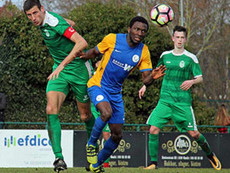 Jonathan Lusadusu gaat in duel met Pieter Jacobs. (© foto Jeroen Goolaerts)