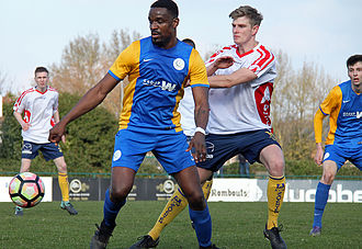 Ado Bushiri wordt geschaduwd door bezoeker Robbe De Backer. (© foto Jeroen Goolaerts) 