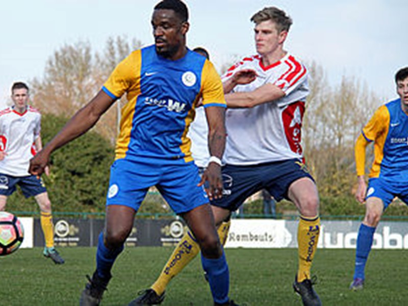 Ado Bushiri wordt geschaduwd door bezoeker Robbe De Backer. (© foto Jeroen Goolaerts)