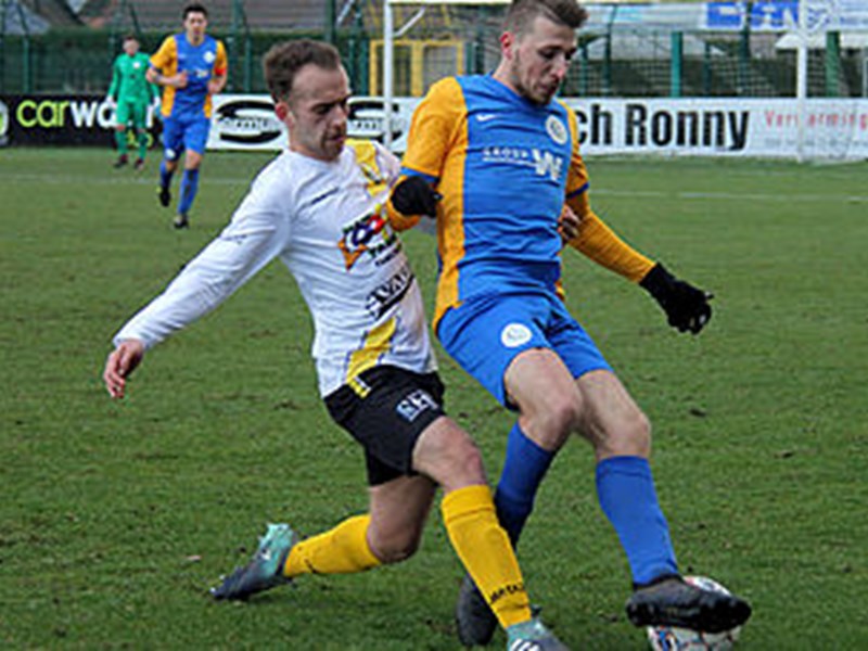 Arno Claes schermt de bal af voor thuisspeler Stijn Deckers. (© foto Jeroen Goolaerts)