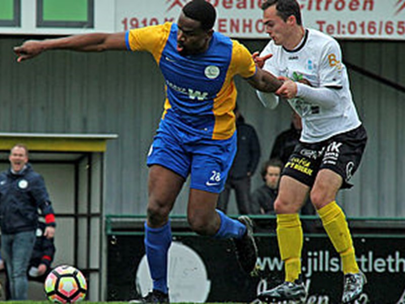 Ado Bushiri wordt foutief afgestopt door Jelle Vanratingen. (© foto Jeroen Goolaerts)