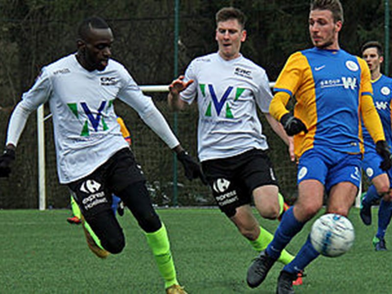 Doelpuntenmaker Arno Claes wordt opgejaagd door Chris Mpati. (© foto Jeroen Goolaerts)