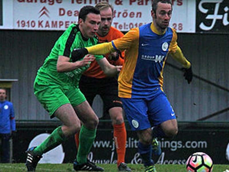 Dieter Van Den Broeck houdt bezoeker Yorik Feyaerts af. (© foto Jeroen Goolaerts)