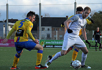 William Acke wordt geschaduwd door Emre Aydemir en Burak Kardes. (© foto Jeroen Goolaerts)