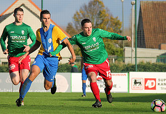 Tibo Michiels test de sterkte van het shirt van Kwinten Van Den Broeck. (© foto Jeroen Goolaerts)