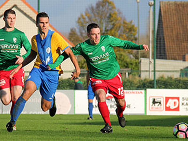 Tibo Michiels test de sterkte van het shirt van Kwinten Van Den Broeck. (© foto Jeroen Goolaerts)
