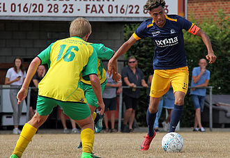 Anas Bouzerda wordt opgewacht door thuisspeler Glenn Moyaerts. (© foto Jeroen Goolaerts)