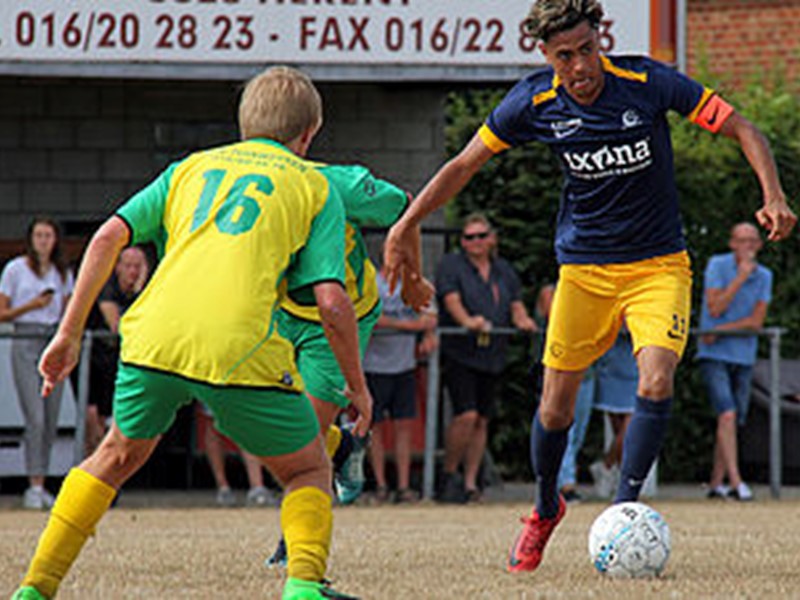 Anas Bouzerda wordt opgewacht door thuisspeler Glenn Moyaerts. (© foto Jeroen Goolaerts)