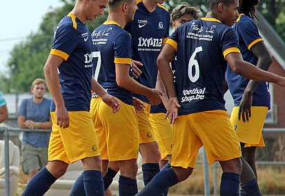 Geen stunt voor Sporting in Tongeren; Stein Lemmens (midden) kreeg zelfs rood. (© foto archief Jeroen Goolaerts)