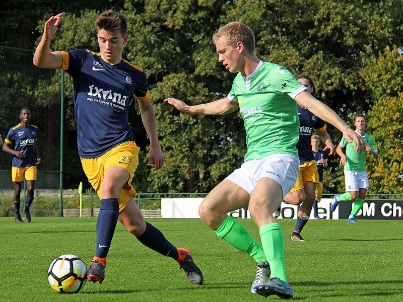 Lucas Verhaeghe wordt geschaduwd door Broes Van Wijk. (© foto Jeroen Goolaerts)