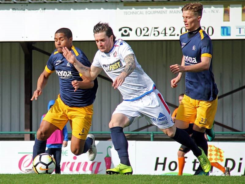 Foto: Cédric Medard stopt bezoeker Conor Laerenbergh af. (© foto Jeroen Goolaerts)
