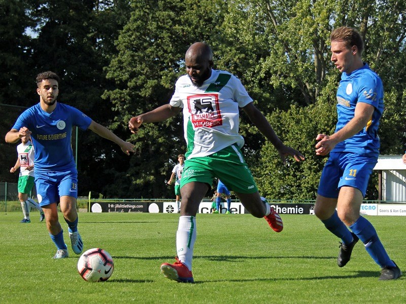 Foto: Nkokolo wordt opgevangen door Assalhi en Claes. (© foto Jeroen Goolaerts)