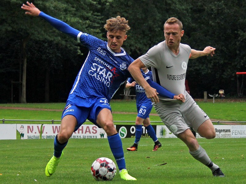 Foto: Dino Jonckheere test het textiel van Nik Vangrunderbeek, die tweemaal scoorde. (© foto Jeroen Goolaerts)