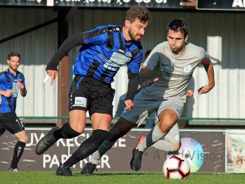 Foto: Willem De Roeck en Kwinten Van Den Broeck strijden om de bal. (© foto Jeroen Goolaerts)