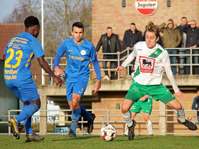 Foto: Hakizimana en Van Den Broeck vangen thuisspeler Draelants op. (© foto Jeroen Goolaerts)