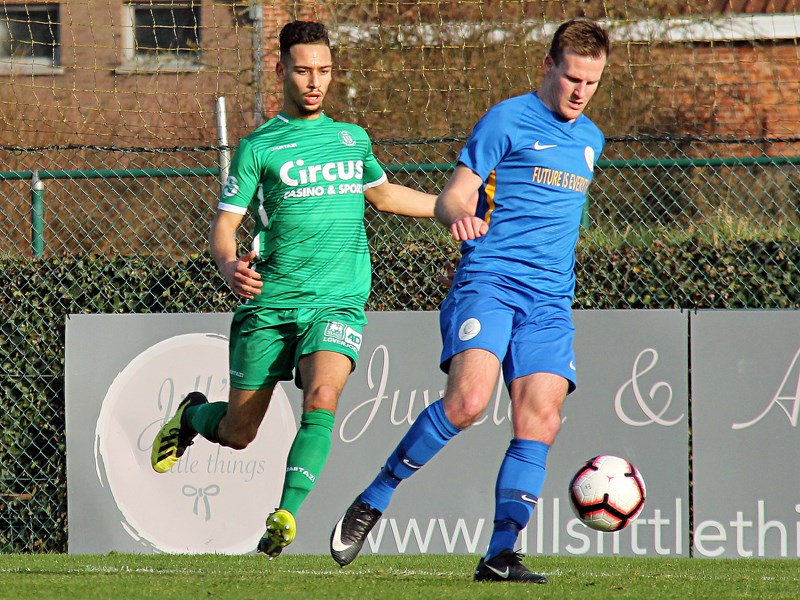 Foto: Maxim Put schermt de bal af voor Nassim Miri. (© foto Jeroen Goolaerts)