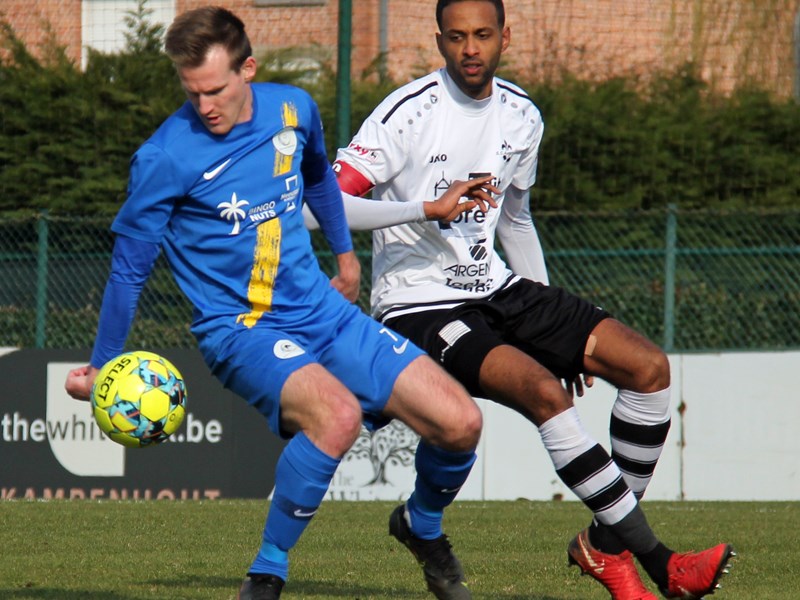 Maxim Put schermt de bal af voor Nadjim Haroun. (© foto Jeroen Goolaerts)