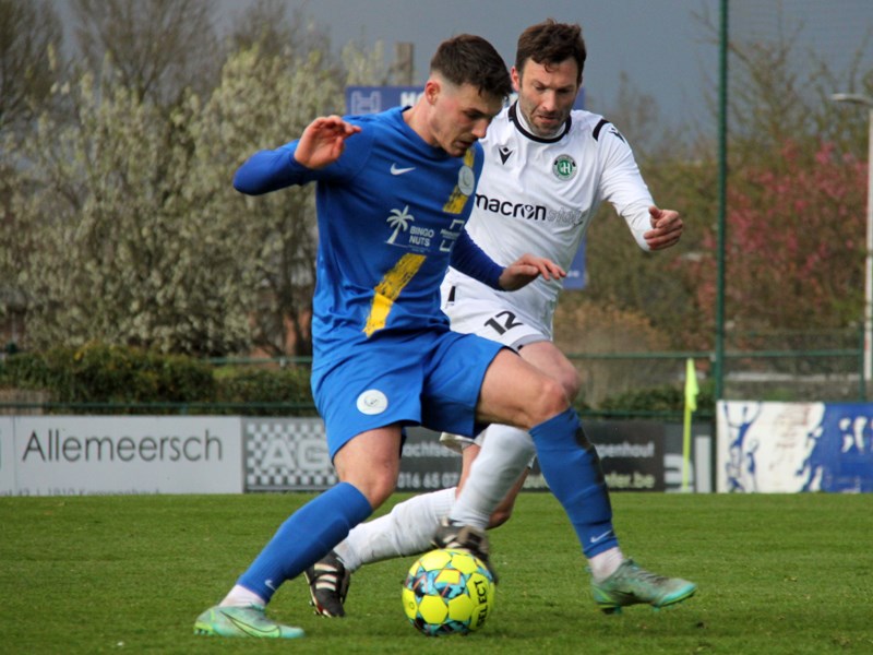 Wedstrijdleiding: Jonas Verbeke bijgestaan door Tom De Backer en Nuri Tasdemir. Brian Roekens wordt geschaduwd door Dimitri Nijs. (© foto Jeroen Goolaerts)