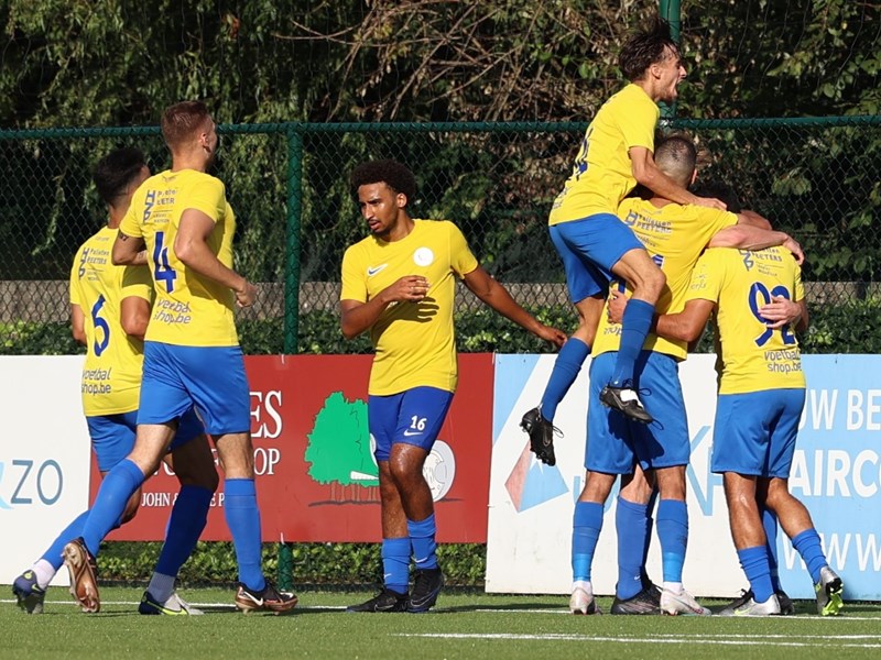 Enorme vreugde na het eerste doelpunt in 412 minuten. (© foto Jorghé Van Hecke)