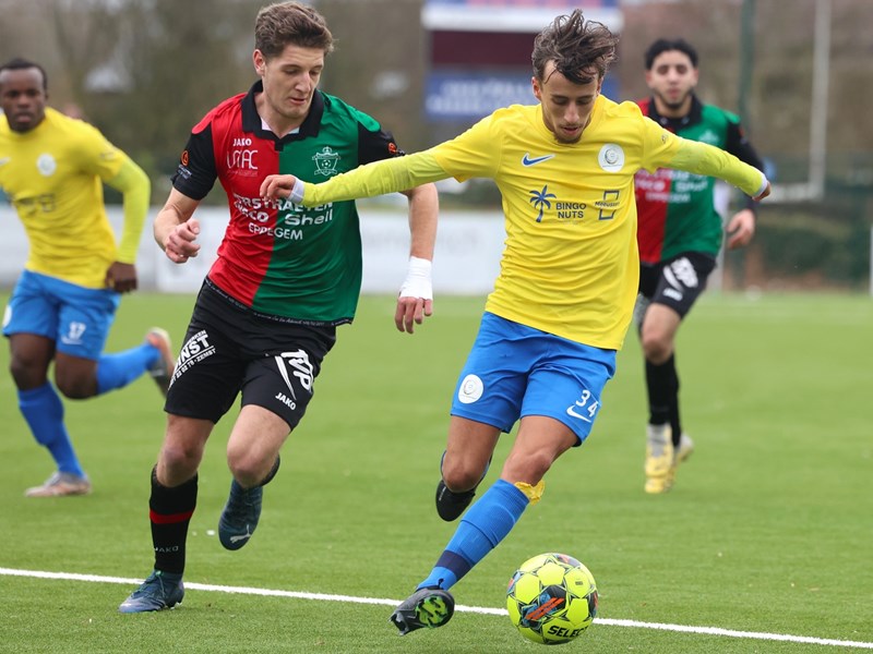 Mohamed Azdad loopt weg van bezoeker Julian Verbesselt. (© foto Jorghé Van Hecke)