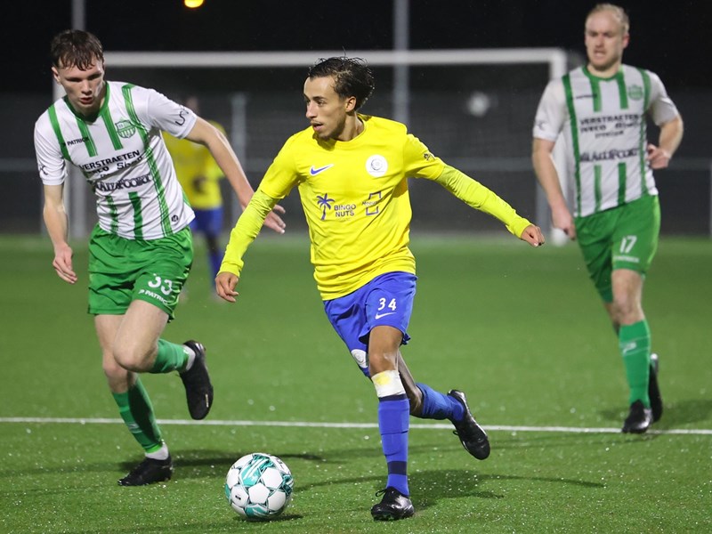 Doelpuntenmaker Mohamed Azdad gaat voorbij Axel Caluwé. (© foto Jorghé Van Hecke)