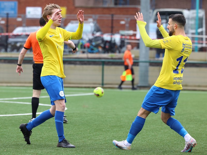 Vreugde na de gelijkmaker van Tom Goovaerts. (© foto Jorghé Van Hecke)