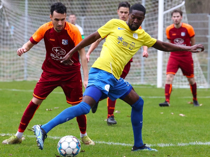 Daniel Canda draait van zijn tegenstander weg. (© foto Jorghé Van Hecke)