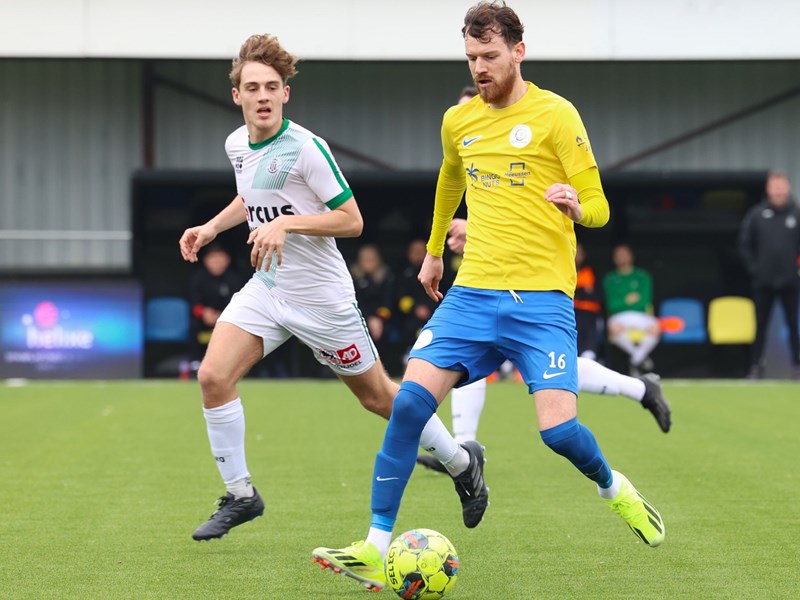 Maxime Janssens gaat voorbij bezoeker Gilles Adams. (© foto Jorghé Van Hecke)