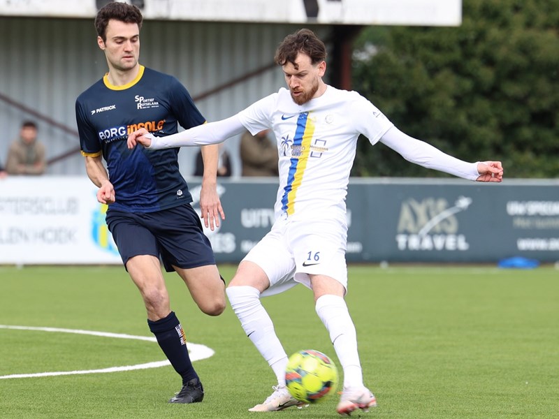 Maxime Janssens schermt de bal af. (© foto Jorghé Van Hecke)