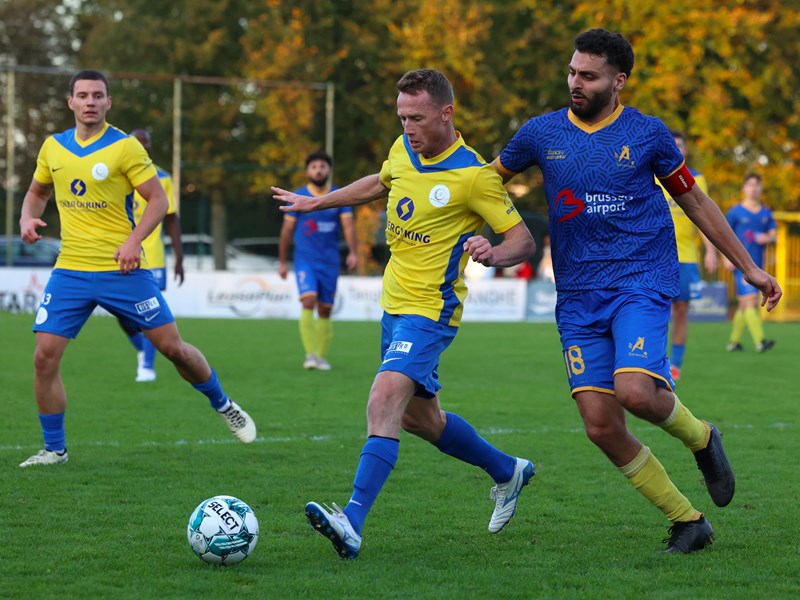 Nik Vangrunderbeek schermt de bal af voor Darren Yagan. (© foto Jorghé Van Hecke)