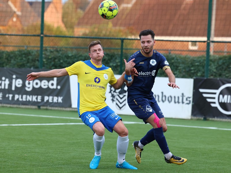 Wannes Van Tricht in een duel met bezoeker Jonathan Beugoms. (© foto Jorghé Van Hecke)
