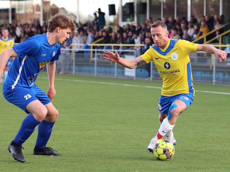 Nik Vangrunderbeek probeert voorbij Jan-Pieter Pison te gaan. (© foto Jorghé Van Hecke)