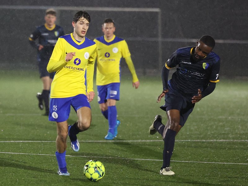 Stan Roosen probeert een aanval op gang te brengen. (© foto Jorghé Van Hecke)