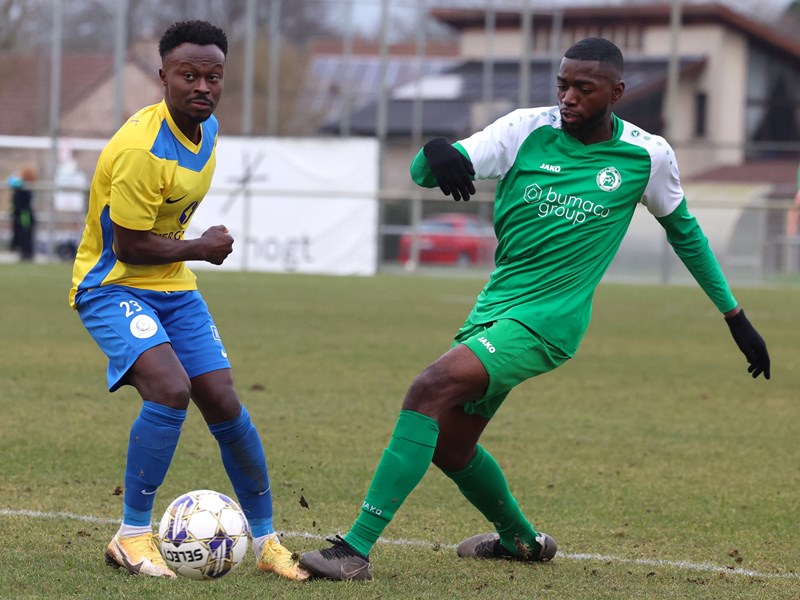 Omer Hakizimana en Christian Mbiyavanga strijden om de bal. (© foto Jorghé Van Hecke)
