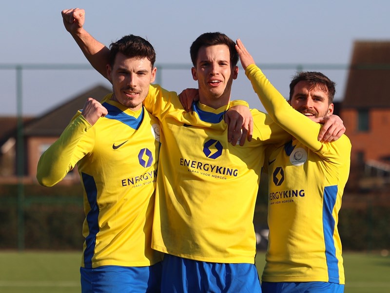 De drie doelpuntenmakers van de eerste helft aan het feest. (© foto Jorghé Van Hecke)