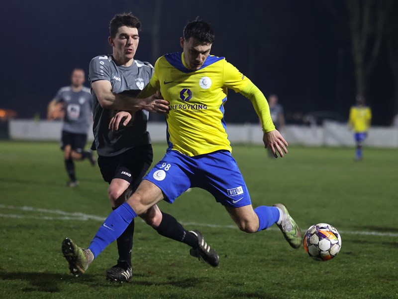 Brian Roekens scoorde in zijn achtertuin het winnende doelpunt. (© foto Jorghé Van Hecke)