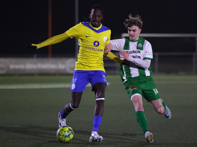 Johan Yangassa schermt de bal af voor Jorthe Degeest. (© foto Jorghé Van Hecke)