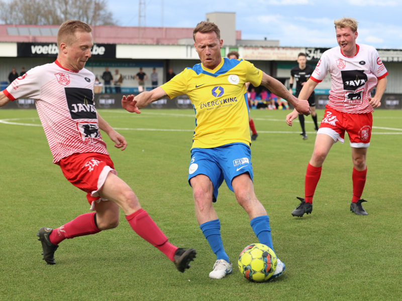 Nik Vangrunderbeek zet zich door tussen twee bezoekers. (© foto Jorghé Van Hecke)