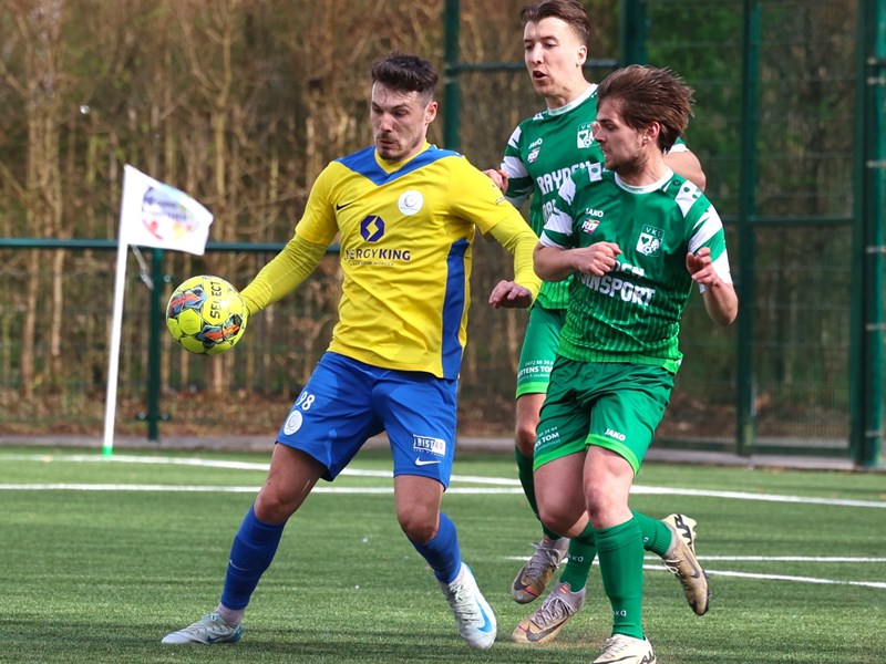 Brian Roekens wordt door twee thuisspelers geschaduwd. (© foto Jorghé Van Hecke)