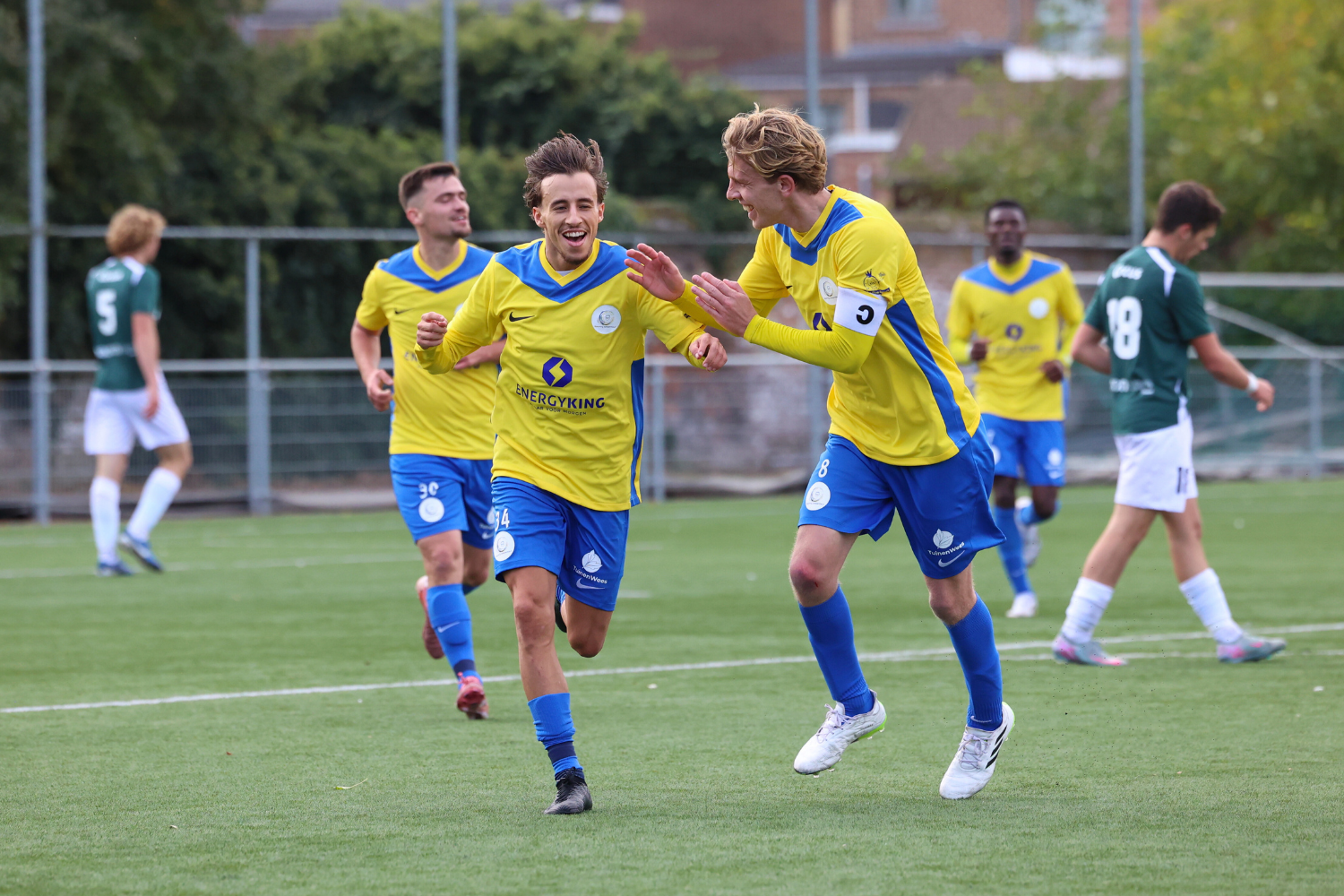 Matchwinnaar Mo Azdad wordt gefeliciteerd door aanvoerder Tom Goovaerts. (© foto Jorghé Van Hecke)