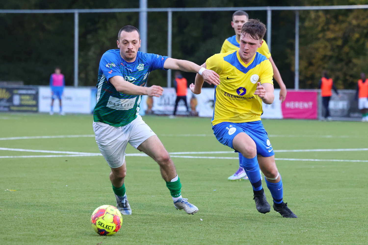 Jari Decraemer in duel met bezoeker Gilles Scoupreman. (© foto Jorghé Van Hecke)