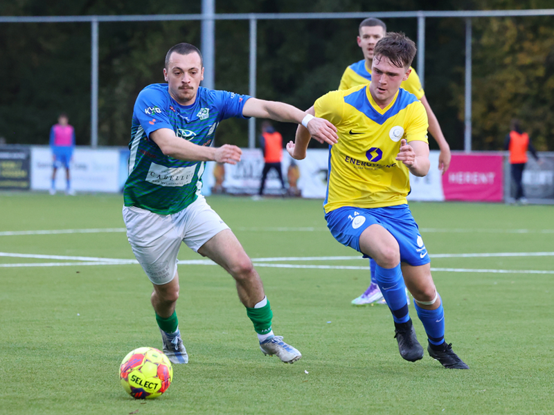 Jari Decraemer in duel met bezoeker Gilles Scoupreman. (© foto Jorghé Van Hecke)