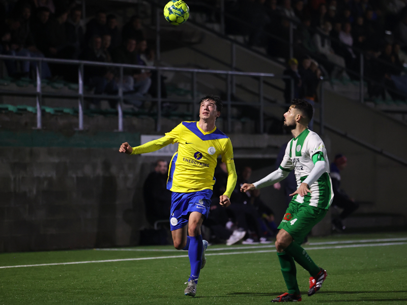 Daan Straetmans probeert voorbij thuisspeler Jeroen Michiels te gaan. (© foto Jorghé Van Hecke)