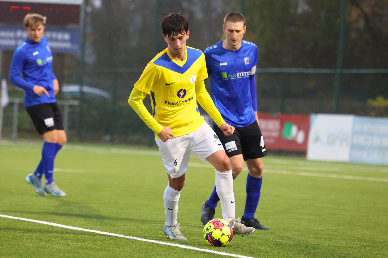 Daan Straetmans, hier met Jordy Roosens, legde de partij in een beslissende plooi. (© foto Jorghé Van Hecke)
