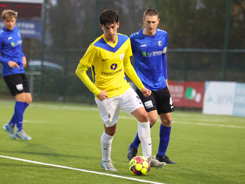 Daan Straetmans, hier met Jordy Roosens, legde de partij in een beslissende plooi. (© foto Jorghé Van Hecke)