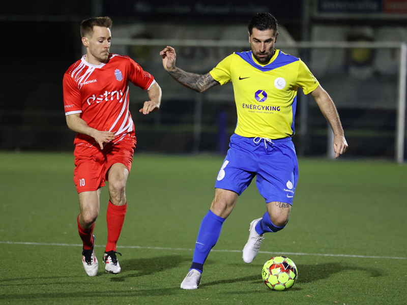 Yani Urdinov gaat Jarno De Becker voorbij. (© foto Jorghé Van Hecke)