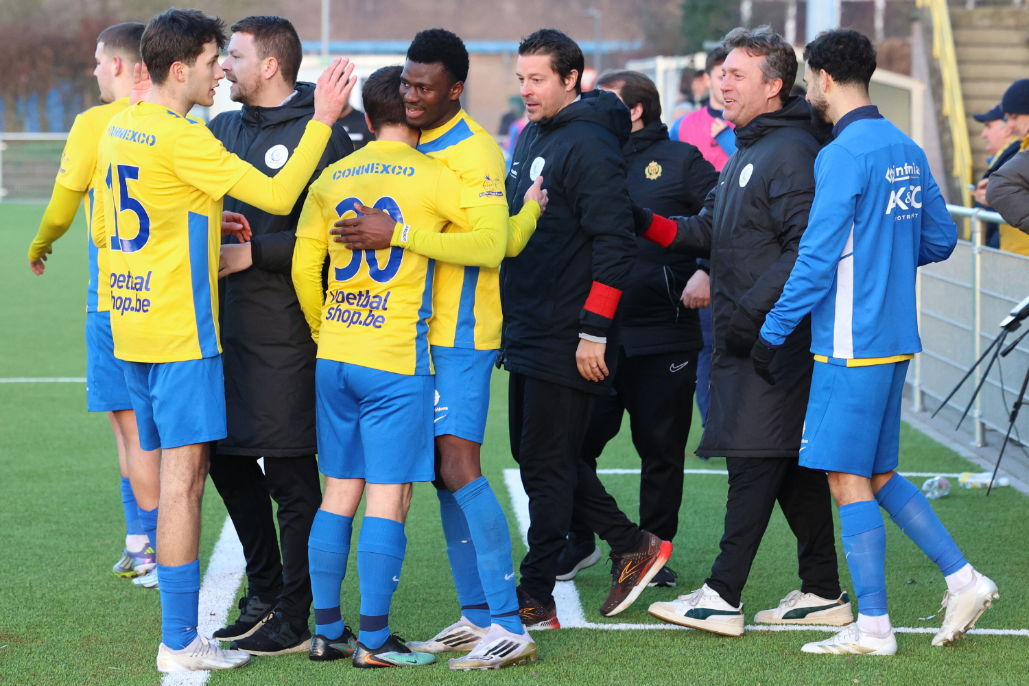 Vreugde na de beslissende goal van Djoumo Barry. (© foto Jorghé Van Hecke)