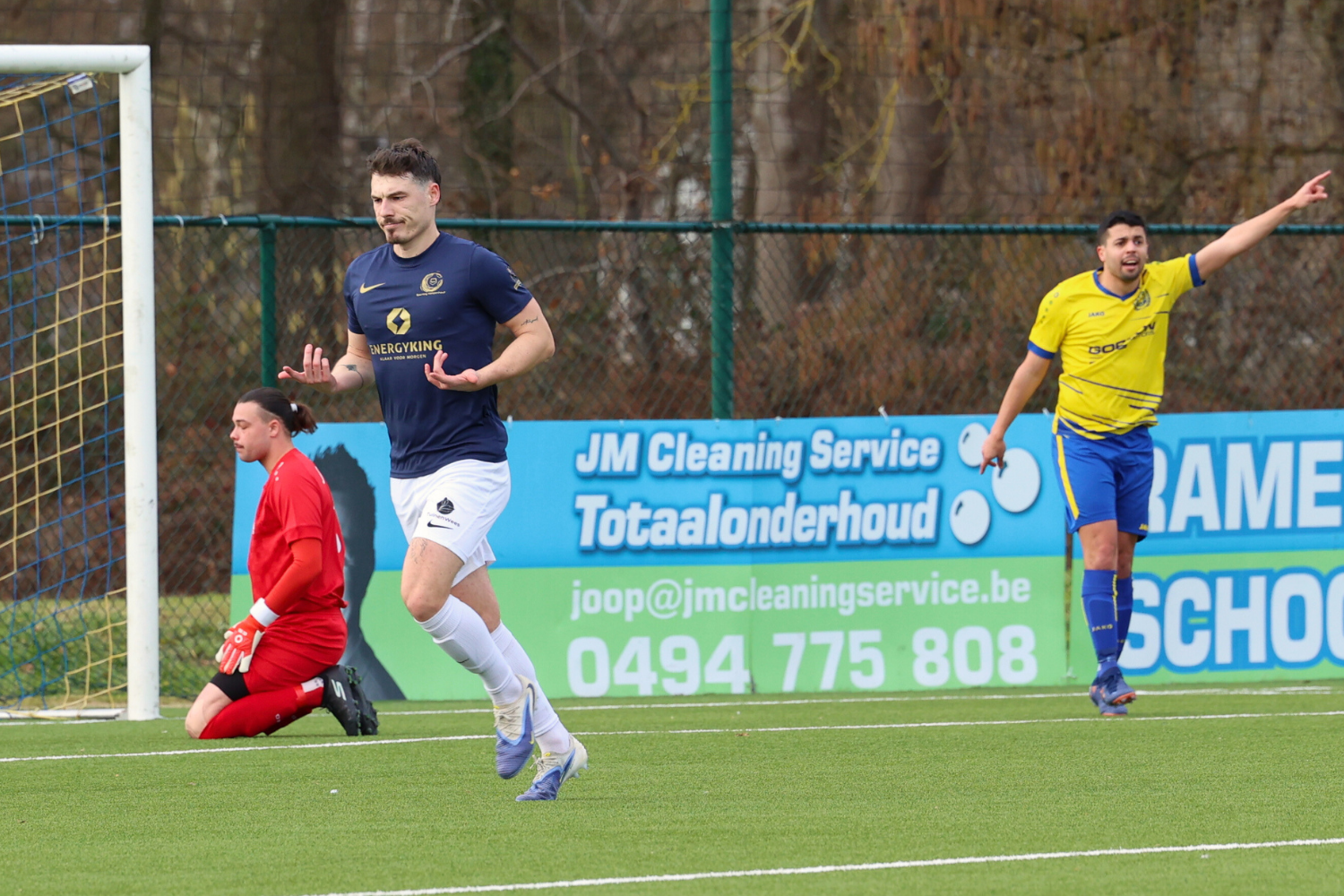 Brian Roekens scoorde zijn 50ste doelpunt voor Sporting maar kreeg ook rood. (© foto Jorghé Van Hecke)