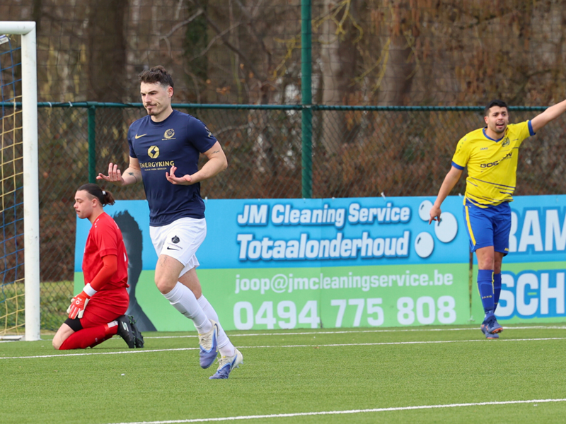 Brian Roekens scoorde zijn 50ste doelpunt voor Sporting maar kreeg ook rood. (© foto Jorghé Van Hecke)